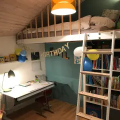 Ein **Hochbett mit Schreibtisch selber bauen** ist hier perfekt umgesetzt. Ein gemütliches Bett über einem Arbeitsplatz mit Bücherregal.