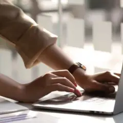 Ile prądu zużywa laptop? Sprawdź realne koszty pracy!