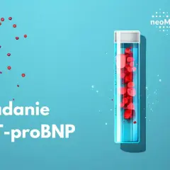 Badanie NT-proBNP w normie. Probówka z krwią i czerwone kropelki na tle.