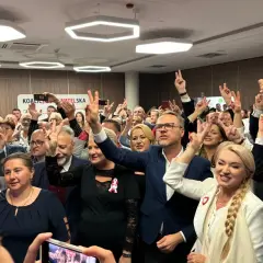 Tłum ludzi z podniesionymi dłońmi, gest pokoju. Czy wewnątrz KO powstanie nowa frakcja skupiona wokół samorządowców z dużych miast?