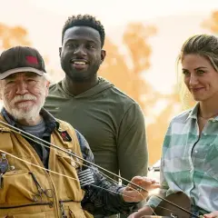 Brian Cox w kamizelce wędkarskiej z dwójką towarzyszy, gotowi na przygodę. Zapowiada nowe brian cox filmy seriale i programy.