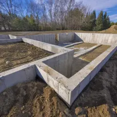 Czym wykończyć fundament domu? Sprawdź najlepsze materiały i porady