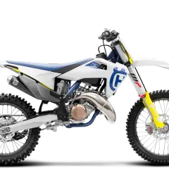 Motocykl Husqvarna 125 2T w białej, niebieskiej i żółtej kolorystyce, widok z boku.
