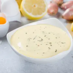 Sauce béarnaise recette : œufs, citron, échalotes et beurre prêts pour une sauce onctueuse.