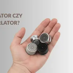 Dłoń trzyma kilka perlatorów, czyli nakrętek do kranów napowietrzających strumień wody.