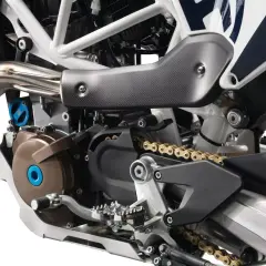 Szczegółowy widok silnika motocykla Husqvarna z widoczną złotą kasetą i elementami układu napędowego.
