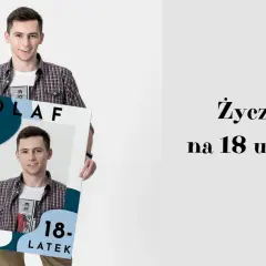 Olaf trzyma plakat z życzeniami na 18 urodziny. Uśmiechnięty chłopak prezentuje kartę z jego zdjęciem i napisem "18-latek".