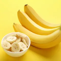 Kilka dojrzałych bananów i miseczka pokrojonych plasterków. Czy banany a refluks to dobry wybór?