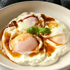 Jajka w koszulce na kremowym jogurcie z przyprawami. Idealne na śniadanie w stylu dieta niskowęglowodanowa przepisy.