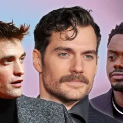 Trois hommes, chacun avec une forme de tête homme distincte, posent côte à côte.