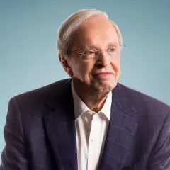 Porträt von Dr. Charles Stanley, einem älteren Mann mit Brille und grauem Haar, der einen Anzug trägt.