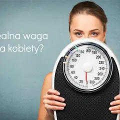 Kobieta trzyma wagę łazienkową, zasłaniając twarz.