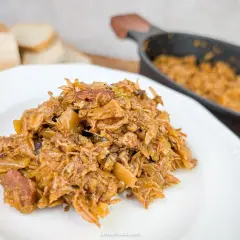 Pyszny bigos na talerzu, idealny do podania z chlebem. Dowiedz się, jak zrobić bigos, by zachwycić bliskich!
