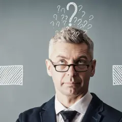 Un homme pensif, entouré de points d'interrogation, face à deux flèches. Il réfléchit à la meilleure stratégie pour sa prime d'intéressement.