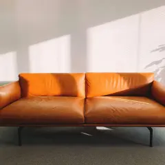 Elegancka, brązowa kanapa ze skóry naturalnej. Dowiedz się, jak czyścić skórę naturalną, by zachować jej piękno.
