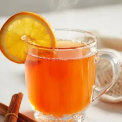Warmer Aperol Spritz mit Zimt und Orange, perfekt für kalte Wintertage.