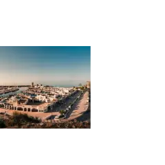 Mi lugar en Aguadulce: un puerto deportivo con casas blancas y el mar azul.