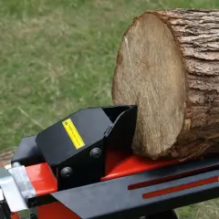Ein Holzstamm wartet auf den benzin holzspalter, um ihn zu spalten.