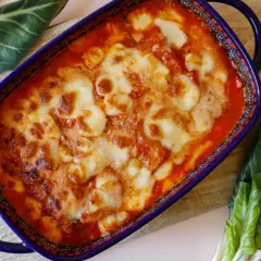 Piatto di coste alla piemontese gratinate al forno, con formaggio fuso e pomodoro. Un classico della cucina piemontese.