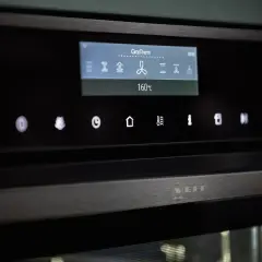 Nära bild på en ugnspanel med en digital display som visar "CircoTherm" och en fläktsymbol. Under displayen syns en varmluftsugn symbol inställd på 160°C.