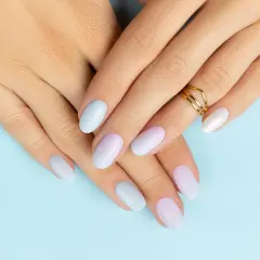 Zarte Hände mit Ombre-Nägeln in Pastelltönen. So einfach kannst du Ombre selber machen für einen sanften Farbverlauf.