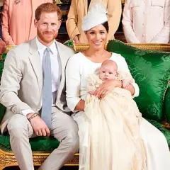 Meghan Markle y el Príncipe Harry posan con su bebé, uno de sus hijos, en un evento familiar.