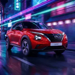Czerwony Nissan Juke przemierza nocą neonowe miasto, tworząc dynamiczny obraz.