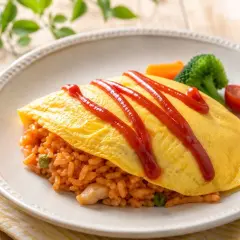 Ein Omelett mit gebratenem Reis, garniert mit Ketchup. Ein köstliches Gericht, das von vielen asiatischen Rezepten inspiriert ist.