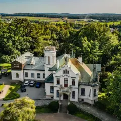 Dworek w Oblęgorku, otoczony zielenią, zaprasza do odkrywania jego uroków. Wspaniałe widoki i spokój czekają na gości.