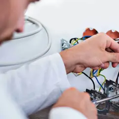 Ile kosztuje wymiana elektryki w mieszkaniu? Sprawdź ceny 2025