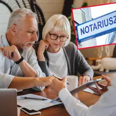 Starsze małżeństwo z notariuszem omawia dokumenty. Dowiedz się, ile bierze notariusz za przepisanie mieszkania.