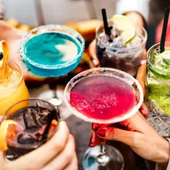 Kolorowe drinki, idealne na letnie wieczory. Znajdź inspirację na przepisy na proste drinki i ciesz się smakiem!