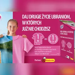 Dziewczynka trzyma dwie koszulki: jedną z widokiem na jezioro, drugą różową. Obok logo Vanish i hasło akcji.