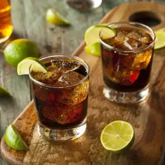 Dwa orzeźwiające drinki Cuba Libre z lodem i limonką, idealne na upalne dni. Prosty przepis na ten klasyk.