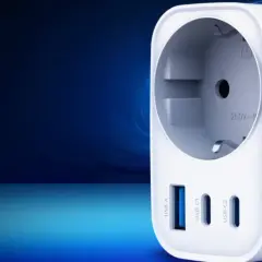 Nowoczesne rodzaje ładowarek do telefonu: biała kostka z gniazdem sieciowym i portami USB-A, USB-C1, USB-C2.