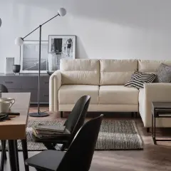 Nowoczesny salon z narożnikiem i stołem. Aranżacje wnętrza z wygodną sofą, stolikiem kawowym i designerską lampą.