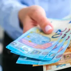 Ile zarabia barman w Irlandii? Zaskakujące fakty o wynagrodzeniach