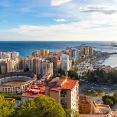 Malaga we wrześniu: słoneczna pogoda, błękitne morze, amfiteatr i port. Miasto tętni życiem pod błękitnym niebem.