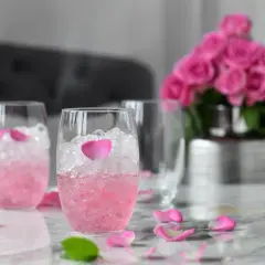 Różowe drinki z winem, lodem i płatkami róż. Eleganckie, orzeźwiające napoje na letnie popołudnie.
