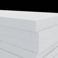 Stos białych płyt styropianowych, idealnych jako jaki styropian na ocieplenie starego domu.