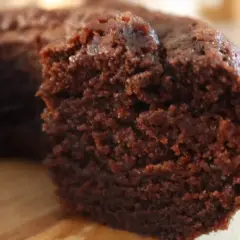 En närbild på en bit av sega chokladkakor, med en mjuk och saftig insida.