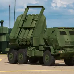 M142 HIMARS, potężna wyrzutnia rakietowa, gotowa do akcji na lotnisku.