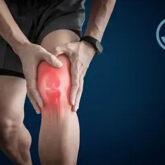 Uomo con dolore al ginocchio, evidenziato in rosso. Scopri come far passare il dolore al ginocchio e ritrovare il benessere.