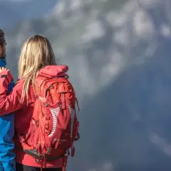 Para jedzie w góry. On ma czarny plecak, ona czerwony. Idealny plecak w góry na jeden dzień.