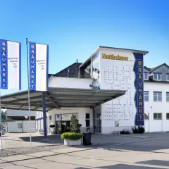 Das Gebäude der Nattheimer Brauerei mit seinen Fahnen und der Produktliste.