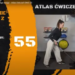 Kobieta wykonuje wiosłowanie jednorącz z wyciągu dolnego, ćwicząc plecy. Na ekranie widnieje napis "ATLAS ĆWICZEŃ" i numer 55.