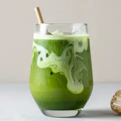 Grönt, krämigt matcha te med is och en bambuvisp bredvid. Ett nyttigt och uppfriskande val.