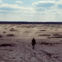 Spacer po Pustyni Błędowskiej. Jak dojechać? Piasek, chmury i daleki horyzont.