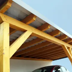 Detailansicht des Aufbaus eines Carport-Flachdachs mit sichtbaren Holzbalken und Dachpappe.