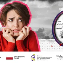Przerażona kobieta obok wodomierza radiowego, sugerującego wady i problemy.